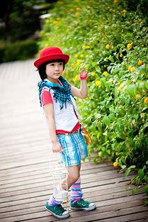 夏日吃瓜儿童写真户外,户外吃瓜写真，捕捉童真瞬间